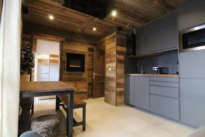 Image de 10m du centre station, 2ème étage, balcon, cheminée ou poêle à bois, télévision, casier à ski, 40m²