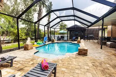 Image de Free heated pool at Apollo Beach gazebo grill pool table games