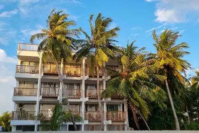 Image de Overlooking ocean that meets cloudless sky, Coral Inn is a sanctuary of serenity