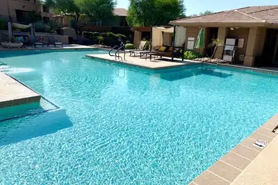 Image de Spacious furnished luxury 2 br 3 ba condo w2 car garage in Venu, pets Ok