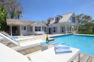Image de 3/Br 3/Ba Character home in Governors Harbour!