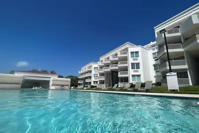 Image de Poolside Penthouse on Natural Caribbean Beach