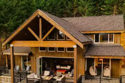 Image de 5 Br 4 Ba home w\/hot tub, game room, large deck & spectacular mountain views!