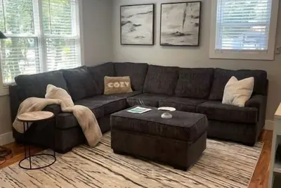 Image de Cozy Blue Bungalow Walk Downtown! Free parking!