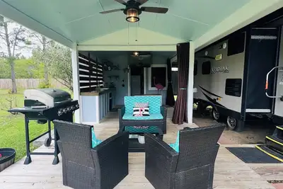 Image de Delightfully Tacky Rv w\/ Outdoor Living Space