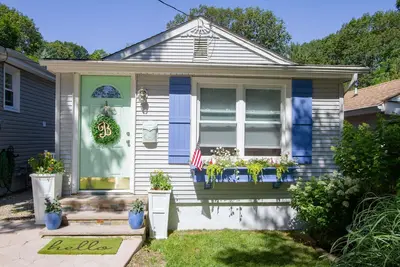 Cheerful 2-bedroom shore cottage with free parking