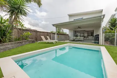 Image de 100m to shops and beach, family friendly