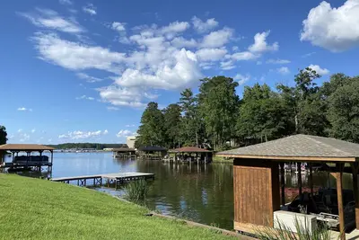 Image de Lakefront Paradise w\/ space for the whole family - less than 5 minutes from town