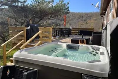 Image de Breathtaking views. Hot tub. Private pond. Huge deck. Fast wifi.