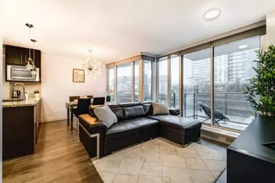 Image de Cozy, big layout lots sunlight with King bed; Ev parking, pool & hot tub!