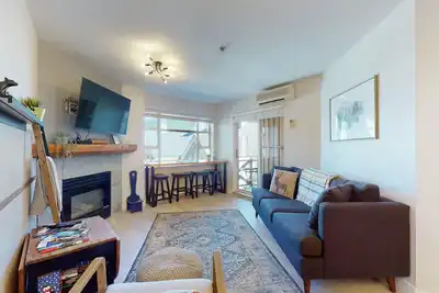 Image de 1br + Den | Marketplace Lodge | Village Location | Mountain Views | Complex Hot Tub