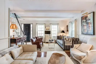 Image de Beautiful Modern Inspired Centrally Located Antique Single Family