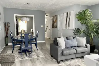 Image de Cheerful 2-Bedroom Townhouse 5-7 minutes to Everything