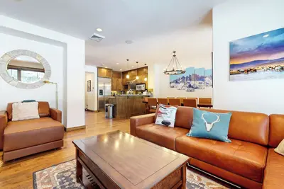 Image de Beautiful Spacious Modern, On Golf Course! Hot Tub, Gas Grill, Game Room