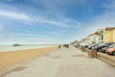 Image de A cute converted shop right on the Seafront- great views!
