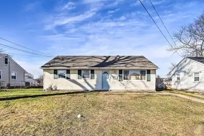 Image de House w/ Pellet Smoker & Grill, 1 Mi to Lake!
