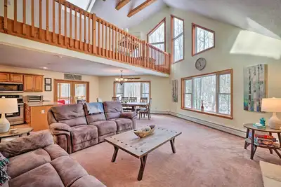 Image de Family-Friendly Poconos Chalet w\/ Fireplace