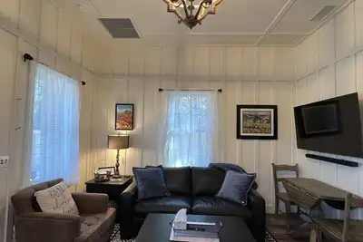 Image de Downtown Cozy Cottage, two blocks from downtown and new!