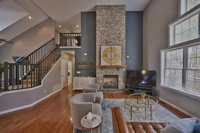 Image de Chic Poconos Getaway w/ Deck & Home Theater!