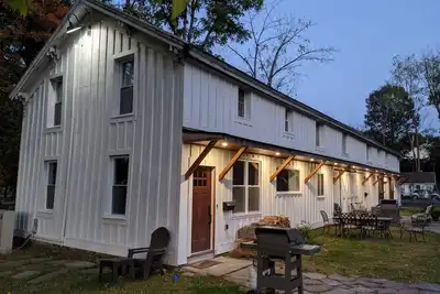 Image de Hay Loft in Historic Barn - 4 Minutes to Legoland / Racetrack Views