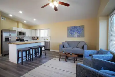 Image de Airport, Downtown, food, shopping, mountain views, WiFi