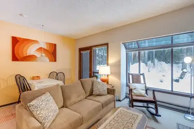 Image de 33sw - WiFi - Fireplace - Amenities - Sleeps 4 by RedAwning