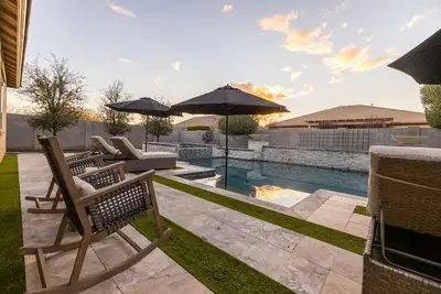 Image de Spacious Monthly Stay: Heated Pool, Spa, Sleeps 14