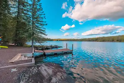 Image de ☀️ Lakefront Chalet - Stunning Views, Private Dock and A+ Location! 2024 Updates!