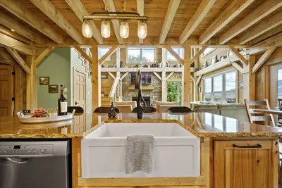 Image de Brand New Luxury Cabin w\/Mountain Views, Hot Tub, Game Room & Trailer Parking