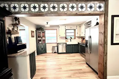 Image de Spacious \"The Lodge\" 3 bed 2 bath w/Pool and plenty of Boat or Rv parking! !