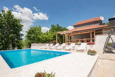 Image de Maison confortable Ă Donji Vinjani avec.