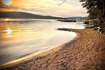 Image de Cozy Studio Cottage with shared private beach on Newfound Lake