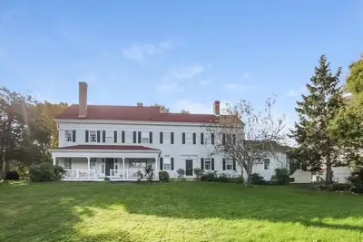 Image de 1820 Renovated home on Historic Mill Pond