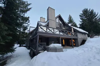 Image de Luxury Ski-in / Ski-out Home with Oversized Hot Tub on Whistler-Blackcomb Slopes