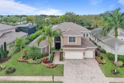 Image de 4500 Sqft Pool Spa Home with 5 Bedrooms 4 full baths and Two Half Baths Estero!