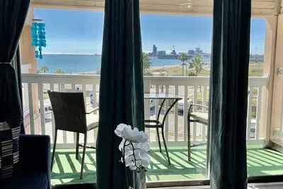 Image de Newly Renovated Beach Condo with views of the ocean and downtown Corpus Christi!