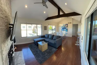 Image de Magnifiquement meublé 1 chambre 1 salle de bain récemment rénové Condo avec Garage