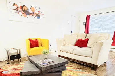 Image de Abstract Abode- with Pool Open!