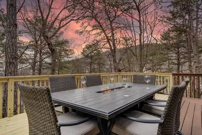 Image de Hidden Haven - Kids friendly home, Great Location, Extended Deck, Outdoor Dining
