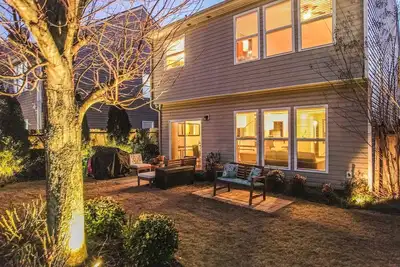 Image de Secure 4br Duluth Retreat, Ideal for 10. Explore Local Gems, Near I-85 & Attractions.