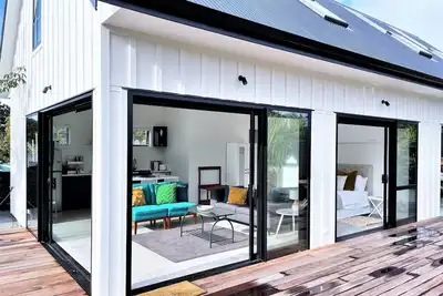 Image de Brand new, gorgeous private studio apartment midway between Omaha & Matakana