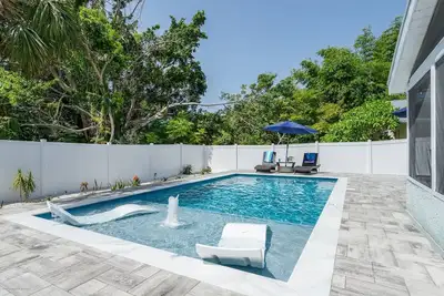Image de Stunning Private Pool Home | Lanai | Dog Friendly | 10 min to Siesta Key | Perfect Outdoor Living!