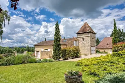 Image de Maison en pierres avec piscine chauffée à partager et parc paysager