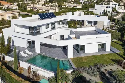 Casa Blanca Magnificent Villa With Modern Design, walking distance to beach