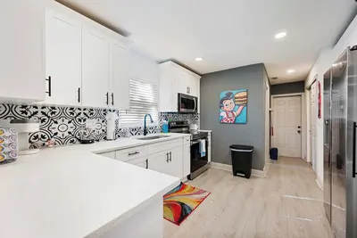 Image de Retro 3 Bed Oasis | Private Yard | Near Ybor