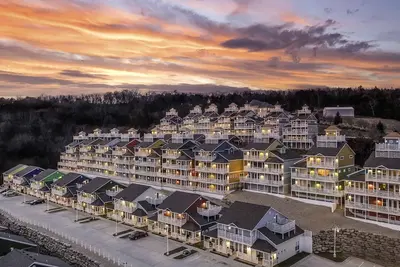 Image de Cape Cod Style Resort Overlooking Beautiful Table Rock Lake!