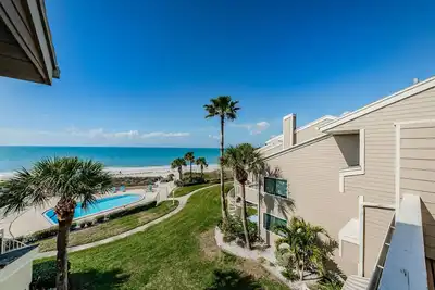 Image de Sonrisa 10 | Beachfront Townhome in Belleair Beach