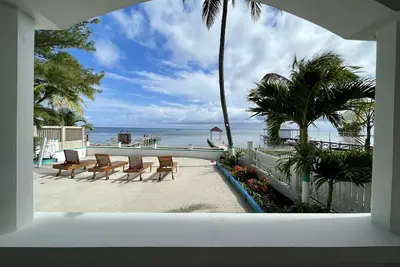 Image de Quick to Town! Beachfront Walkout. Amazing Sunrises.