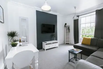 Private City Centre Apt With Free Parking