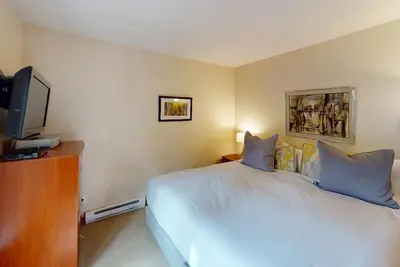 Image de Cozy 1 bdrm mountainside condo with private patio, abundant natural light, updated kitchen, and beautiful wood accents.